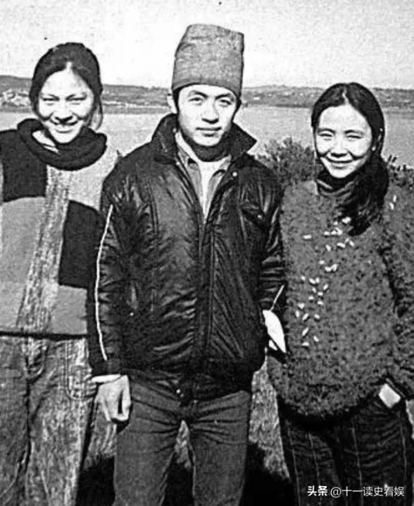 十一读史看娱：顾城的爱情纠葛是他一生中极为复杂且备受关注的一部分，主要涉及到他与两位女性——妻子谢烨和后来的情人李英（也称英儿）。

顾城与谢烨相识于1979年的北京诗会，两人因诗歌结缘，互相倾慕，很快坠入爱河并结婚。婚后，他们相互扶持，共享诗歌创作的乐趣，一度被誉为诗坛的神仙眷侣。1988年，他们一起前往新西兰激流岛生活，试图在这个世外桃源般的地方实现他们理想中的诗意生活。

然而，在激流岛期间...