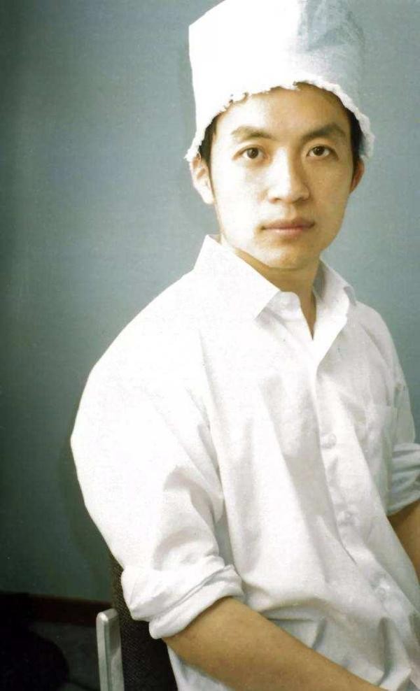 纯真面孔的诗人顾城，出轨小三还三人同居，最后杀妻上吊