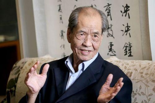 演《白鹿原》时，李沁狡黠地对何冰说：“我趴在你胸口的时候，听到你的心跳声了。”何冰老师脸当场爆红