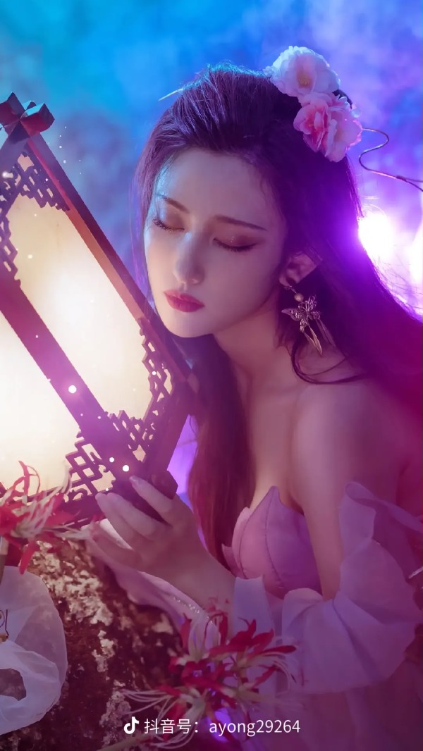 田无束的书架：1、明星的本质是什么？
明星就是娱乐公司生产出的让大部分普通人都喜欢的一个人，这个人就是娱乐公司的资产，这个人一举一动都要符合大众的审美，穿的衣服和画的妆背后都有一整个团队联合打造，所以明星大部分都长得特别好看，打扮的特别时髦，而他们的唯一目的就是让人们喜欢为明星买单。
2、可以追星吗？
当然可以，每个人都可以为自己的喜欢而卖单，你可以喜欢明星的穿搭或者学习明星展现出来的品质，成为你...
