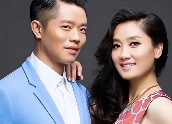 他们是“最火的歌唱组合”，大众以为是夫妻，实际上是“亲人”