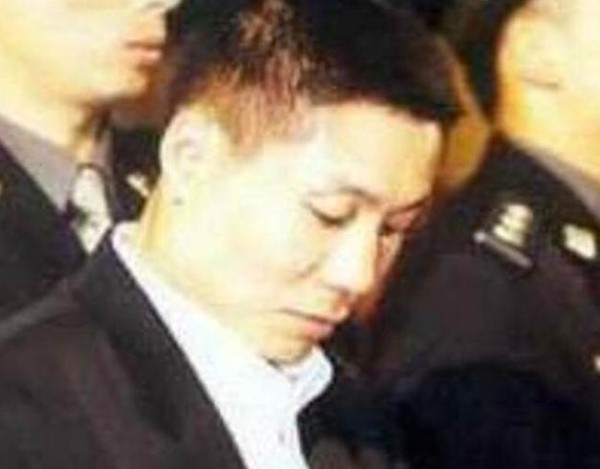 她曾是中国第一悍匪的情妇，做护士出身，被捕后精神崩溃