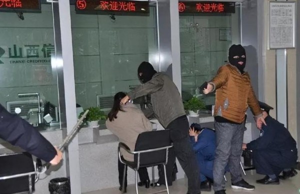 纪实：悍匪张君被执死刑，死前与妻子通话后赴刑场，枪决前神情淡然