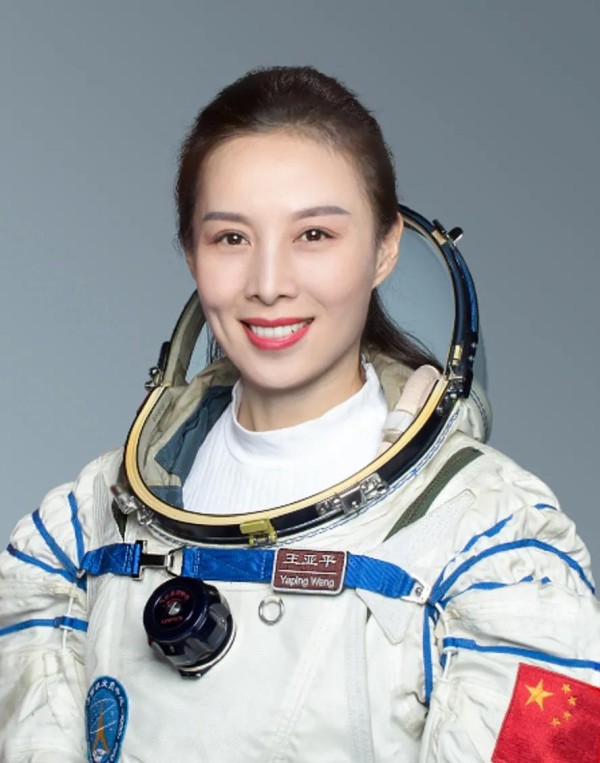 美丽的航天员王亚平，不当演员亏了吗？-图1