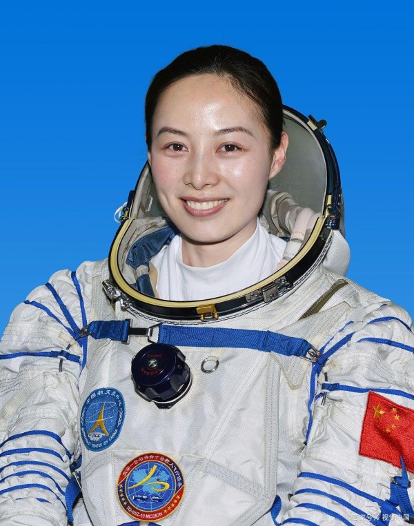 “摘星星的妈妈”出差归来，王亚平落地后第一条朋友圈，火上热搜