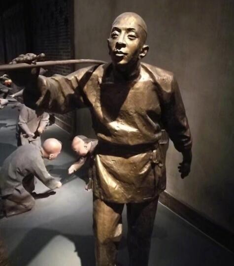 被雕塑撞脸的明星不只有何炅一人，看到林俊杰再也忍不住了