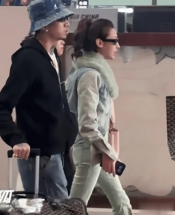 马思唯和新女友现身机场，穿卫衣搭牛仔裤潮到认不出