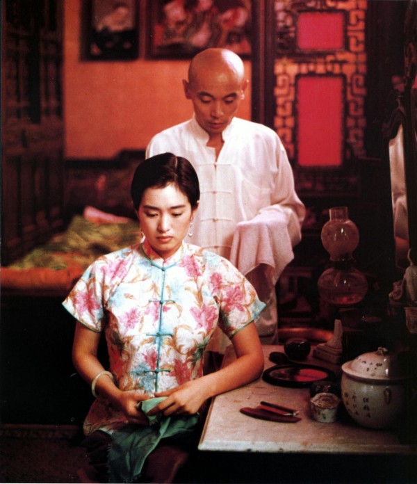 25年前，葛优和张国荣的一张合照，中间的女人惊艳了一个时代
