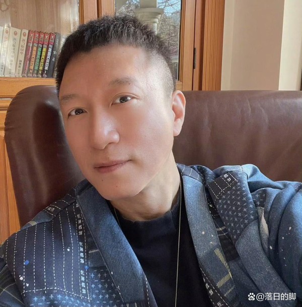 孙红雷携家人韩国游玩，偶遇粉丝展现亲和力