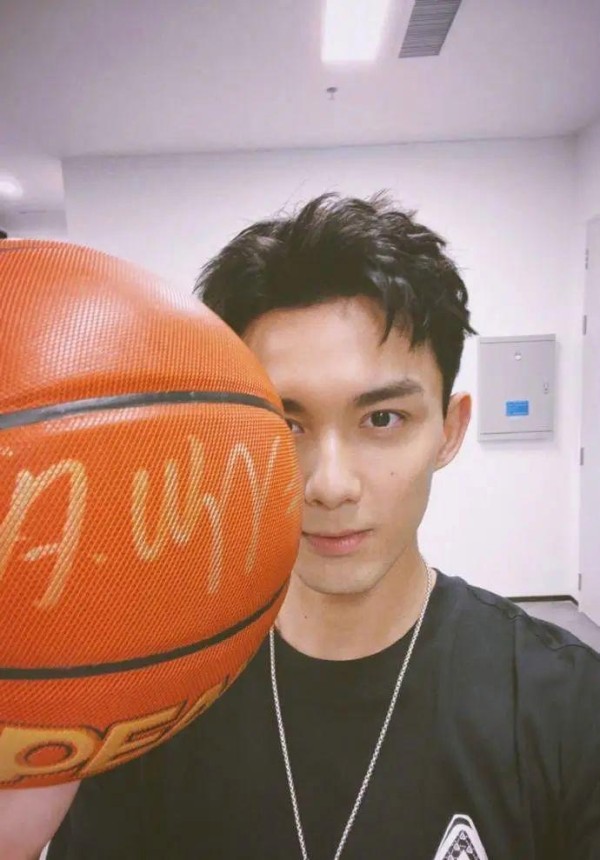 吴磊收到NBA球员亲笔签名，笑容灿烂与篮球合影，热情再度点燃！