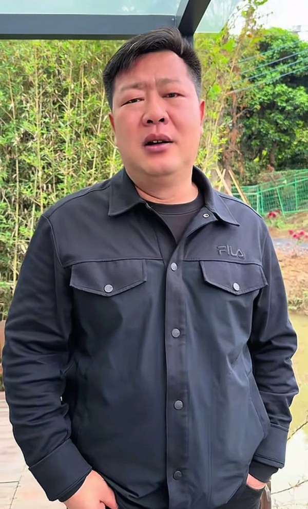 总在茶余后：说说张大炮和旗下网红老廖的事情

这两天张大炮和老廖之间的关系又变得很微妙了，从最新张大炮的直播来看，这次张大炮是要和老廖再次解约了。

我们可以看作是张大炮的“去老廖化”！

张大炮个人账号没有直播权限，而且张大炮本人也不能出现在直播间的镜头里，也就是所谓的封脸。

后来张大炮手下孵化的最有流量网红就是老廖，而且有段时间公司的主要流量都是来自于老廖。

但一个公司的命运绑定在一个网红...
