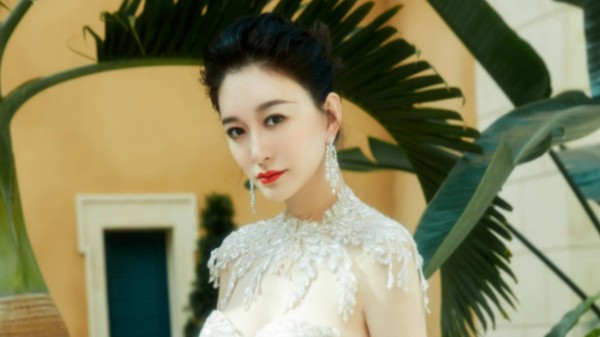 李小冉把口红给刘晓庆用，关系超好不像讨厌庆奶，网友：有剧本