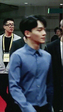 吴世勋灰裤子提裤子是什么梗(吴世勋为什么老是提裤子)