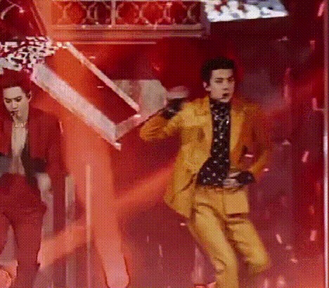 吴世勋灰裤子提裤子是什么梗(吴世勋为什么老是提裤子)