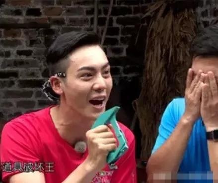 明星“破坏”道具，鹿晗话筒杀手，白敬亭吃穷道具组，就服陈伟霆