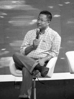 在节目中跷二郎腿谈家暴的李阳被嘉宾指责“道貌岸然”。