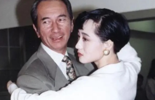 何超云和利智什么关系是亲生的吗 何超云为什么没有家产真实原因