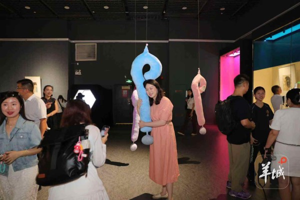 艺术疗愈：郭青心象互陈艺术展亮相广州图书馆