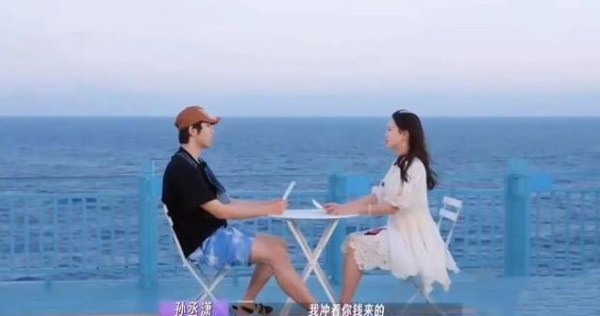 金莎为宠物狗庆生甜蜜合影，孙丞潇暖心陪伴，姐弟恋幸福依旧！
