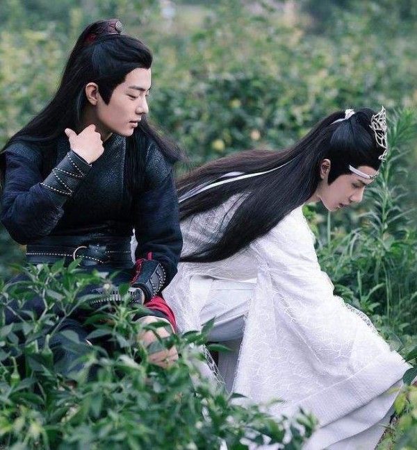 肖战老板是龙丹妮，王一博老板是杜华，当看到李现老板：活该你火