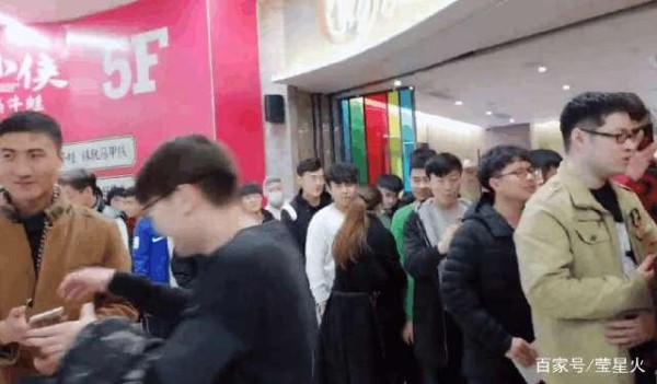 旭旭宝宝户外直播，地点透明后遭水友疯狂狙击，现场热度远超明星