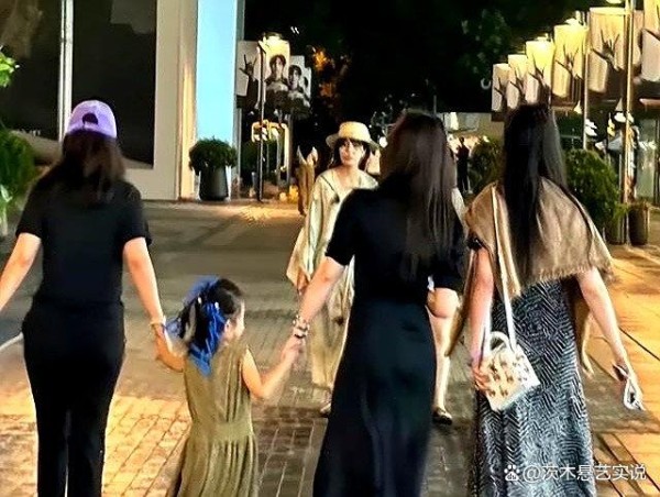 松弛感vs自律狂：刘亦菲和朱珠一家逛街，朱珠居然比刘亦菲还瘦？