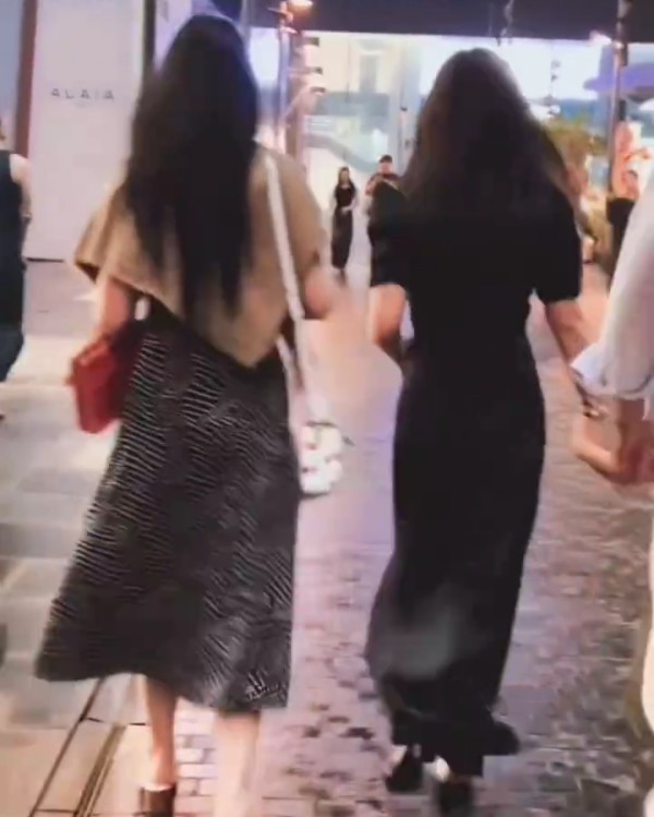 刘亦菲与朱珠北京逛街被偶遇，一股豪门千金的既视感，路人镜头下美的很权威