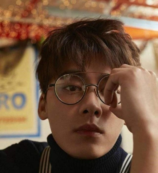 ​为什么有些明星要戴眼镜? 不是因为帅, 而是不戴眼镜看不清路!