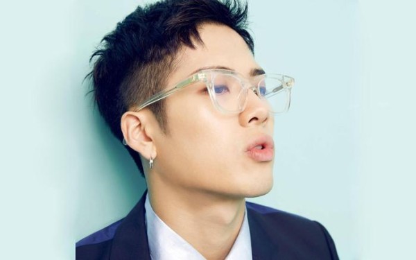 ​为什么有些明星要戴眼镜? 不是因为帅, 而是不戴眼镜看不清路!