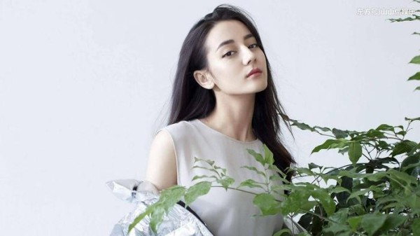 ​为什么有些明星要戴眼镜? 不是因为帅, 而是不戴眼镜看不清路!