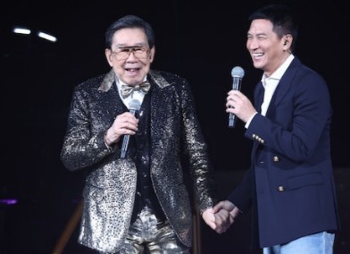 是菜喳阿：张家辉胡枫罗兰被偶遇证亲密关系，两位可爱老人精神奕奕劲精灵！
现年91岁的胡枫在圈中人缘极佳，不少红星都系他的契仔契女，当中包括天王张学友、黎明、天后林忆莲以及影帝张家辉等，日前就有网民偶遇胡枫与张家辉叙旧，同场还有88岁的罗兰。该名网民还抓紧机会跟三人合照，并放上社交网跟大家分享她这次幸运遇见明星的经历。
该网民表示自己吃个饭偶遇三位明星，直言香港遍地是明星，真不是随便说说的，她当日在...