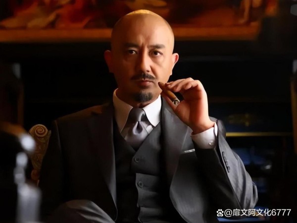 他是知名演员，娶大3岁影后妻子，婚后生一女，一家三口其乐融融