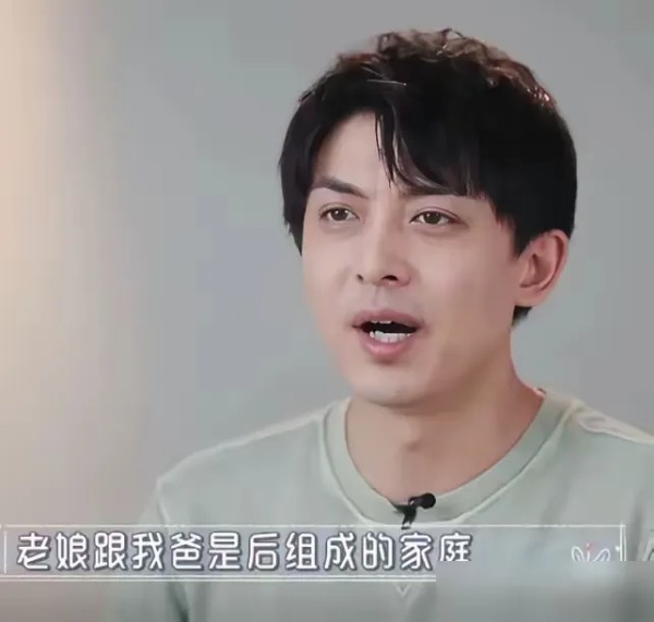 旺旺小仙：亲妈继母岳母同住一屋？这明星家的婆媳关系太魔幻！  

刷到李佳航家过年视频惊掉下巴——亲爹的续弦妻子被他搂着喊“老娘”，自家丈母娘在厨房颠勺炖酸菜！这重组家庭愣是把《家有儿女》演成了现实版：  
➤ 连续8年带妻儿回东北老家过年（高铁票攒了23张）  
➤ 继母生病他陪床3天（亲儿子都没他勤快）  
➤ 丈母娘承包全家五口伙食（连女婿健身餐都单独做）  

网友扒出细节更绝：  
→ ...