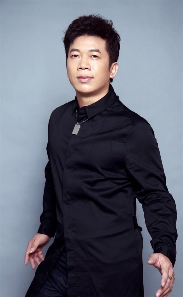 他以深情的嗓音、质朴的歌词，触动了无数游子的心弦