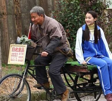 她出生在演艺世家四岁便进入娱乐圈，以艺考第一的成绩考入北影