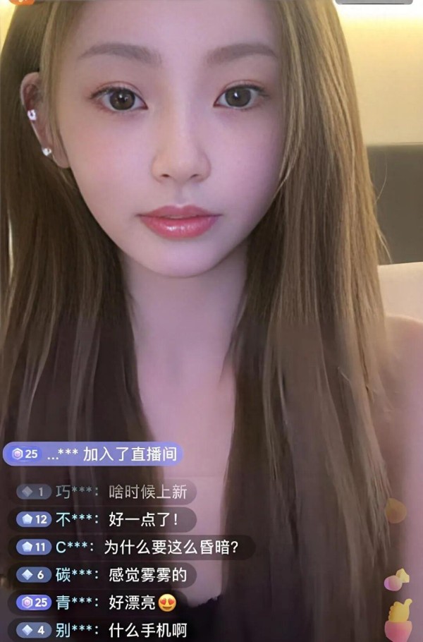 懒懒撒糖了！在王思聪豪宅直播称是家，大谈同居日常，继续创造恋爱时长记录