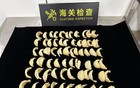 太恶心！女子被查，在打底裤内搜到了用塑料袋包裹的大量食品……