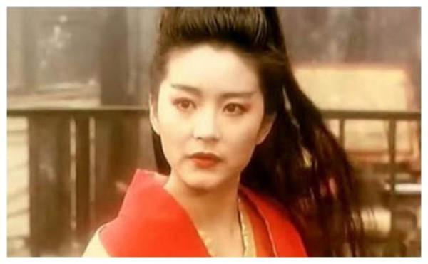 她是林青霞的侄女，陈凯歌和李安的儿子都喜欢她，想不到小S也敬