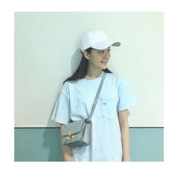 欧阳娜娜晒性感泳装照，1小时6万赞，新四小花旦中位置“尴尬”