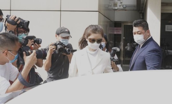 周星驰旧爱于文凤身份不简单，出身豪门传家族至少拥有30亿财产