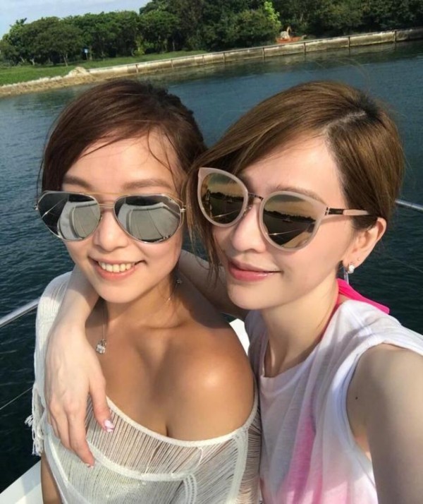 王心凌和闺蜜穿泳装合影，皮肤反差明显