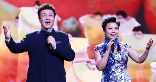 瞧把吕继宏给乐的，脸上都笑烂了，和张也低声交谈，两人默契十足，令人好奇他们究竟聊了什么