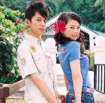 和众多女星动作那么亲密的何炅，背后的这个女人就不吃醋吗？