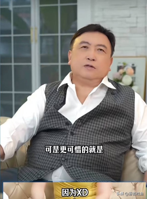 雾都咸鱼：香港导演王晶说：张耀阳还行，可惜后面碰了不该碰的东西，被内地封杀，不然他现在肯定会活的很滋润，论演技来说他绝对比现在内地很多大牌明星都要好。
王晶说，我跟你讲啊，我们拍《古惑仔》系列，那么多集里面，要说娱乐性最好、制作最精良的，就是第三集《只手遮天》！为什么呢？主要就是张耀扬演的那个“乌鸦”太抢戏了！
国内很多网友可能绝对想不到，这个在戏里掀桌子、坏到骨子里的张耀扬，他第一部戏是《玫瑰的...
