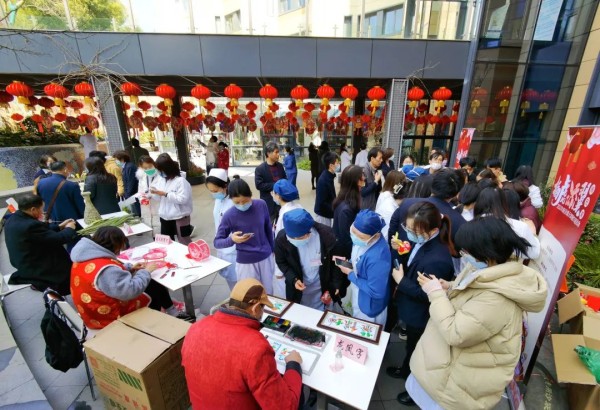 今天，同仁医院的“白衣天使”与“冰墩墩”甜蜜相会！
