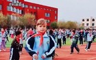 当金发碧眼的俄罗斯学生跨境来中国上小学……