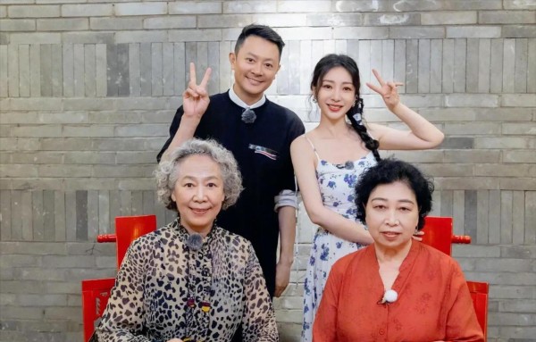 柳岩印小天火锅聚餐照曝光，见家长传闻引热议，爱情真的来临？