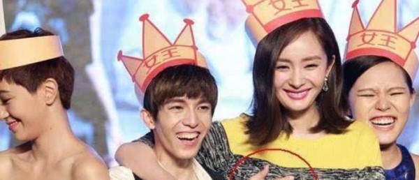 明星的尴尬囧事，郭敬明对杨幂做出这种事，贵圈太乱