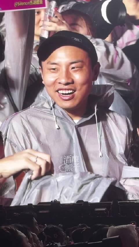 徐志胜再现汪苏泷演唱会，起身挥手互动