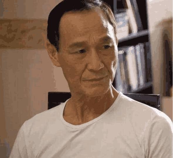 他表示甄子丹是假功夫，成龙的武术是杂技，他才是功夫巨星